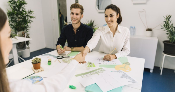 Legea internshipului s-a schimbat: firmele pot angaja mai multi interni, iar acestia castiga dreptul la zile libere platite